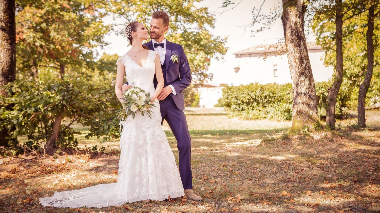 jeunes mariés amoureux  pendant la séance de couple dans le parc du prestigieux château de leur mariage bucolique près d'Annecy